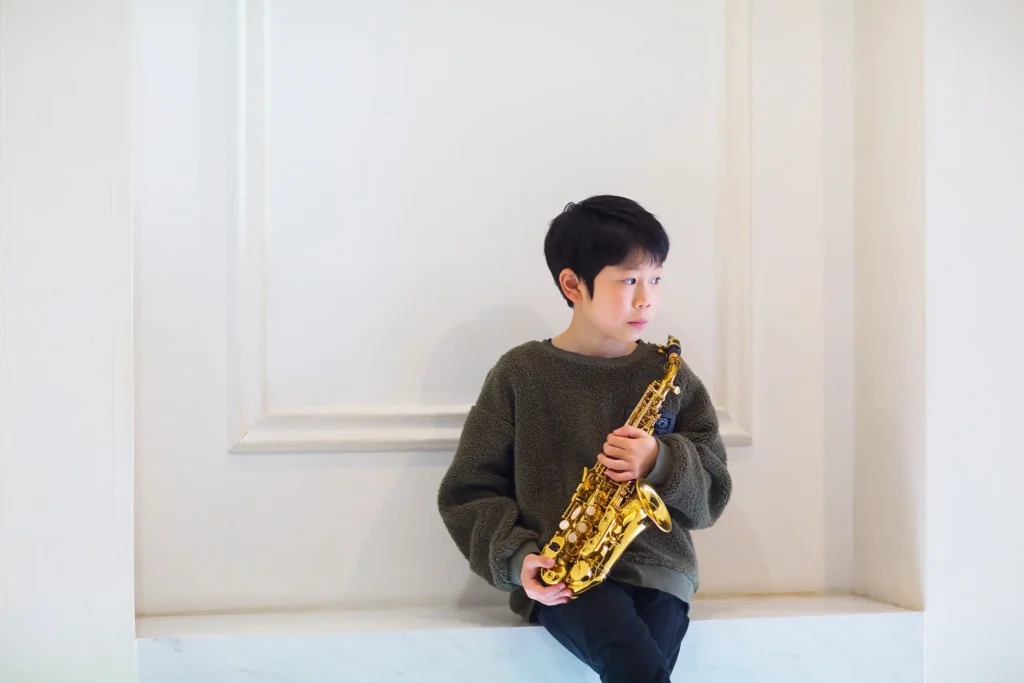 楽器を持った少年